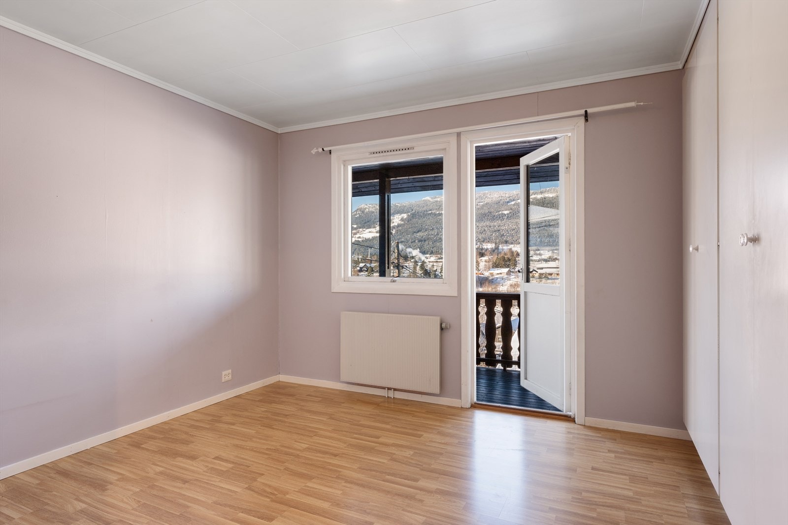 Fra hovedsoverommet er det direkte utgang til den overbygde verandaen. Galleribilde