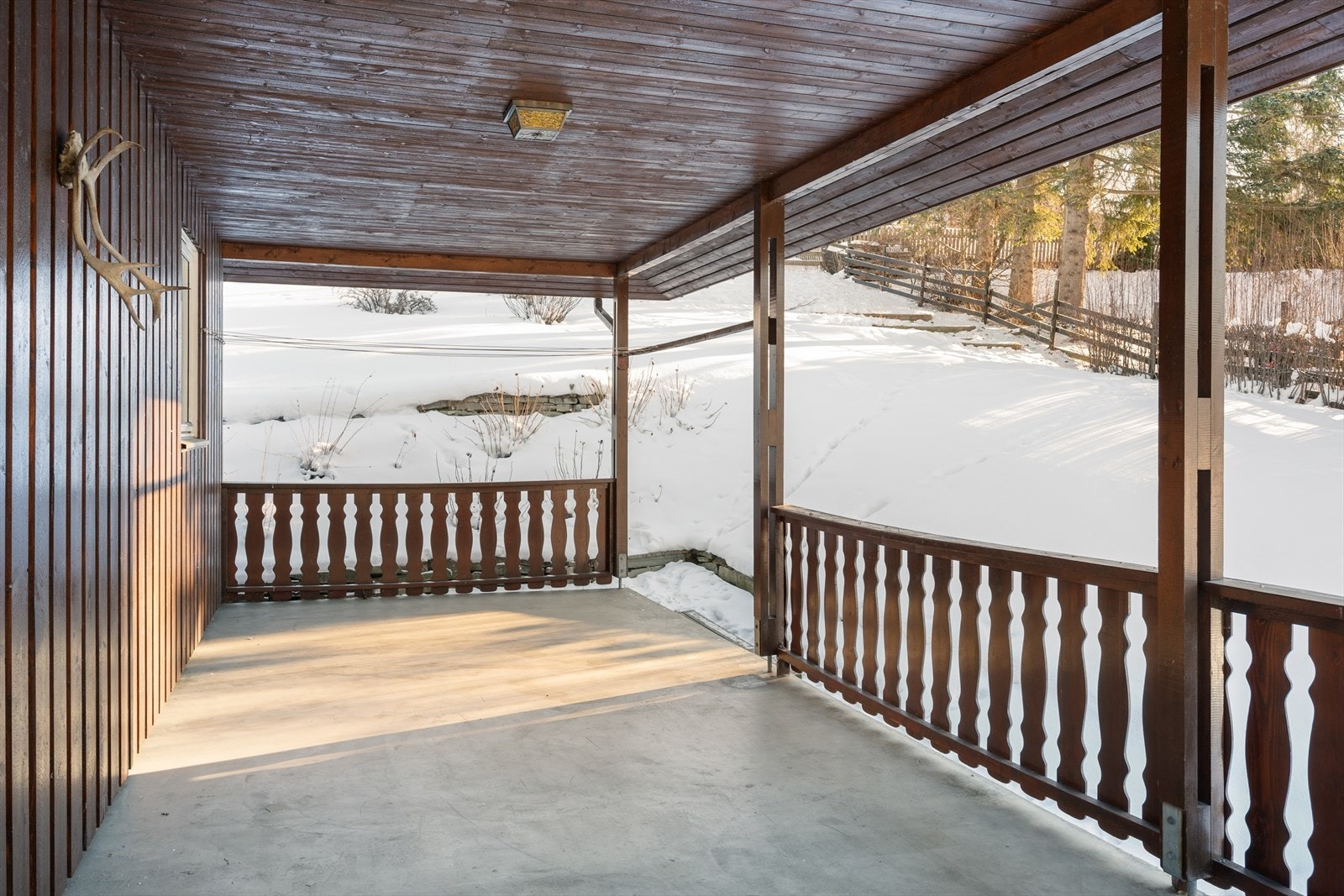 Verandaen strekker seg langs store deler av fasaden. Galleribilde