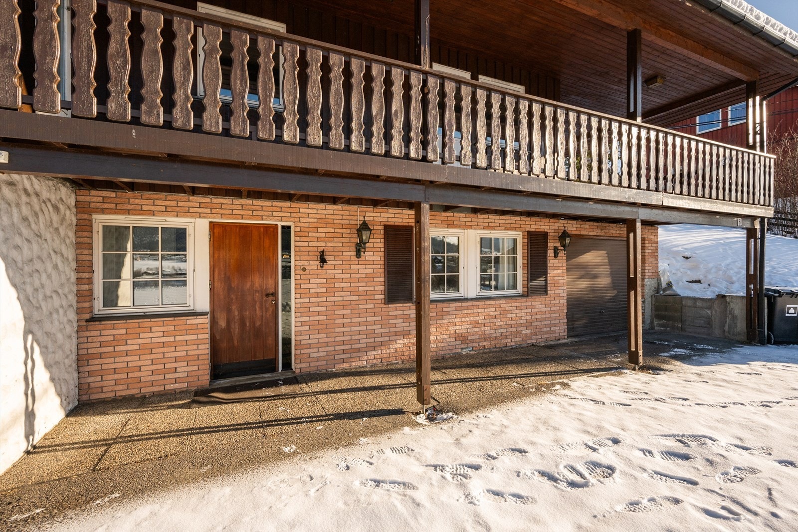 Et steinlagt inngangsparti ønsker deg velkommen inn! Galleribilde