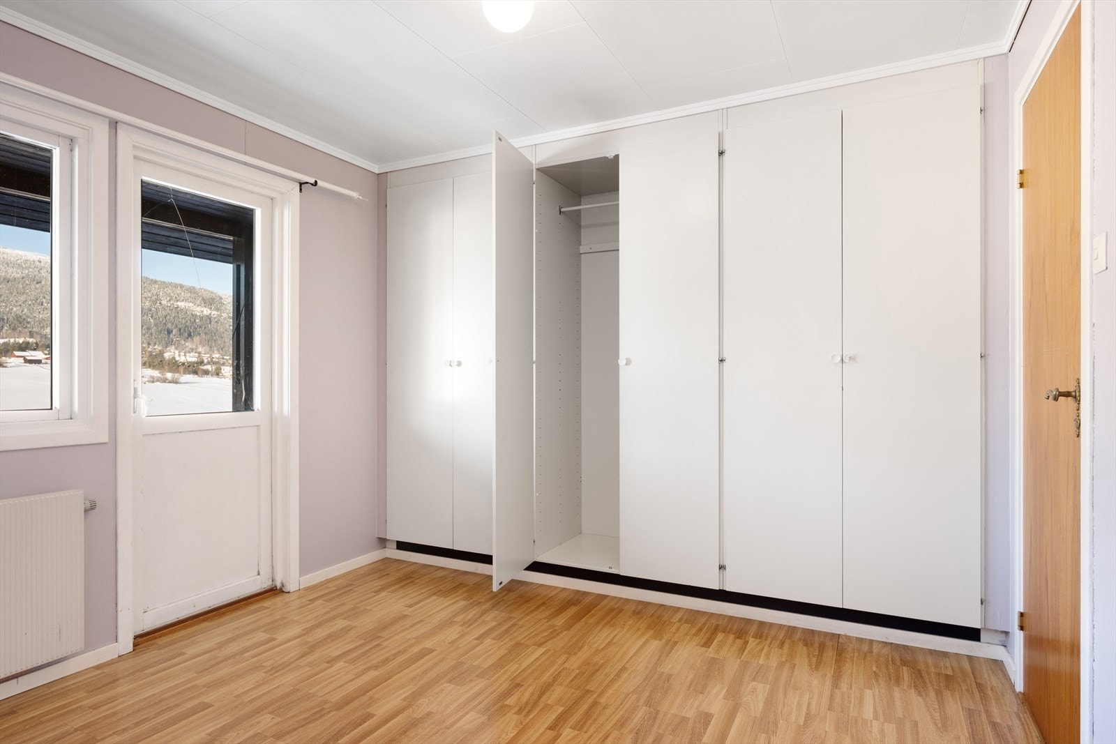 Hovedsoverom - det er totalt tre soverom i første etasje. Hovedsoverommet har god plass til dobbeltseng og en romslig garderobeløsning. Galleribilde