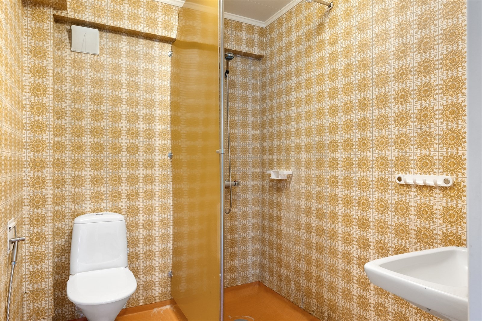 Badet i underetasjen har tapet på vegger og belegg på gulv, og er enkelt innredet. Kostnader til oppgradering må påregnes. Galleribilde