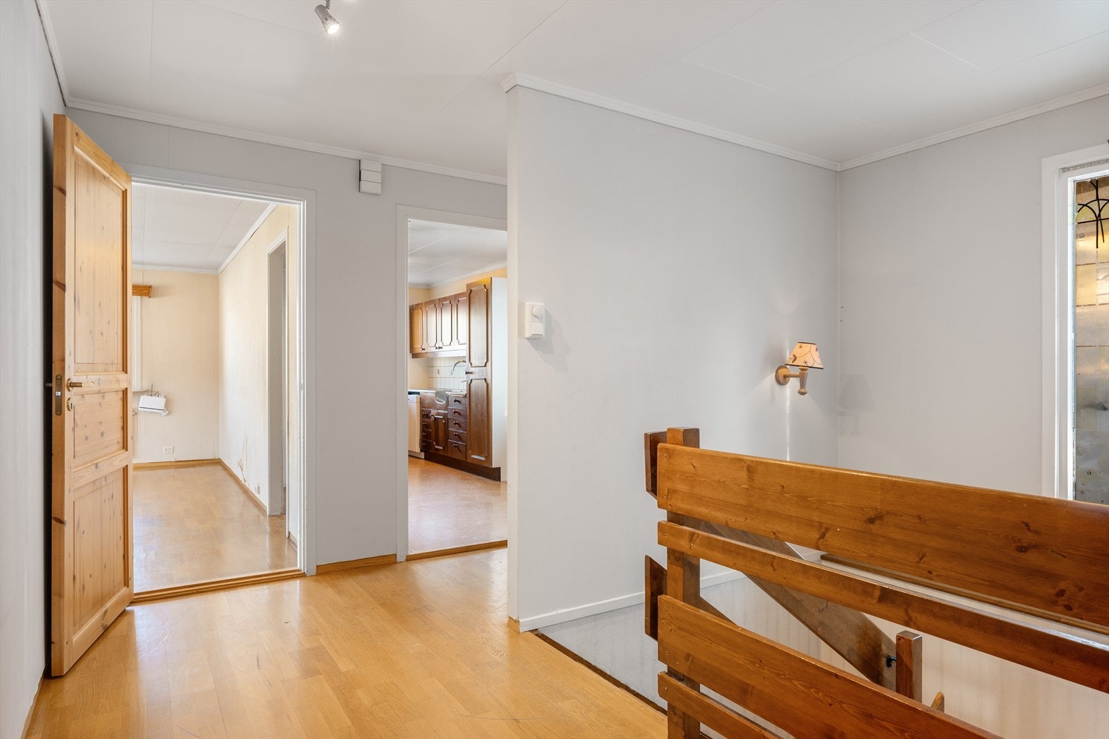 Boligen har gjennomgående lyse overflater. Galleribilde