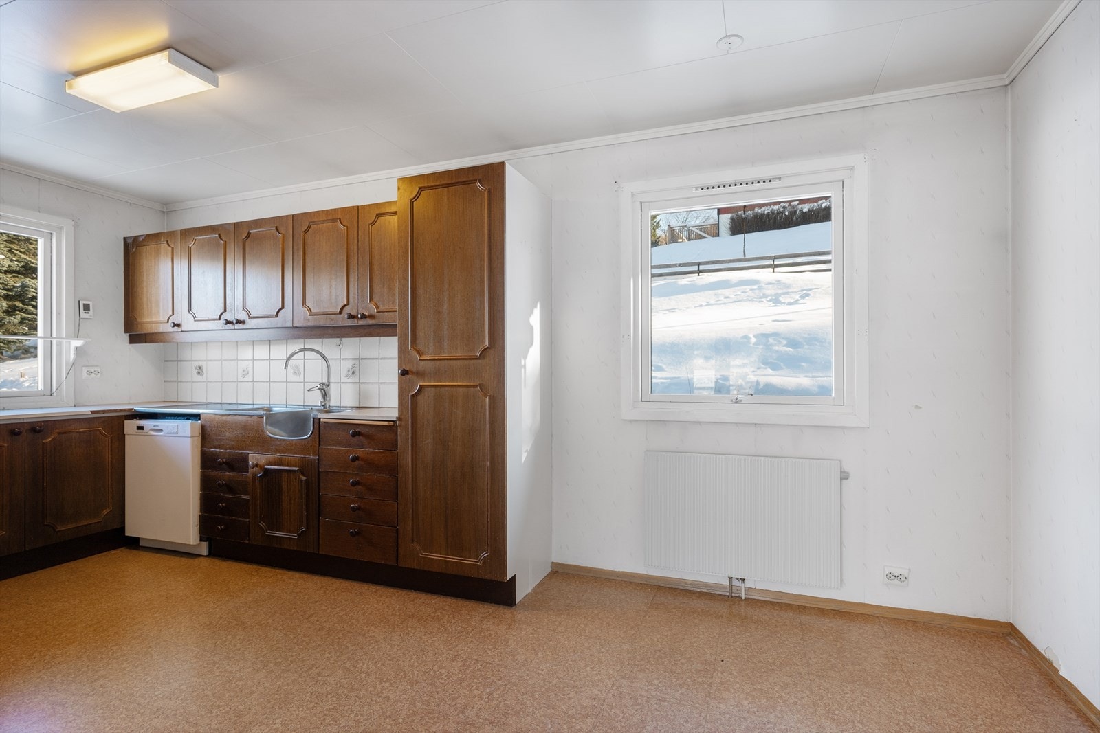 Rommet har plass til en spiseplass og er tilrettelagt for frittstående hvitevarer. Galleribilde