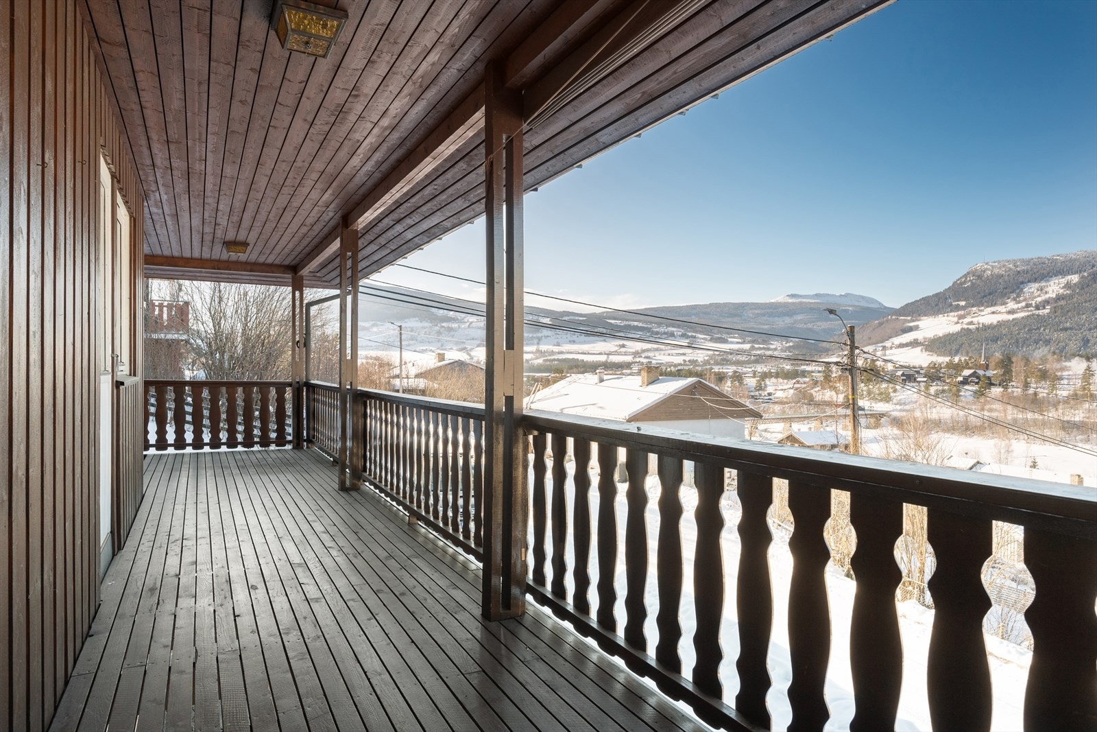 Verandaen er overbygget, noe som forlenger brukstiden gjennom sesongen. Galleribilde