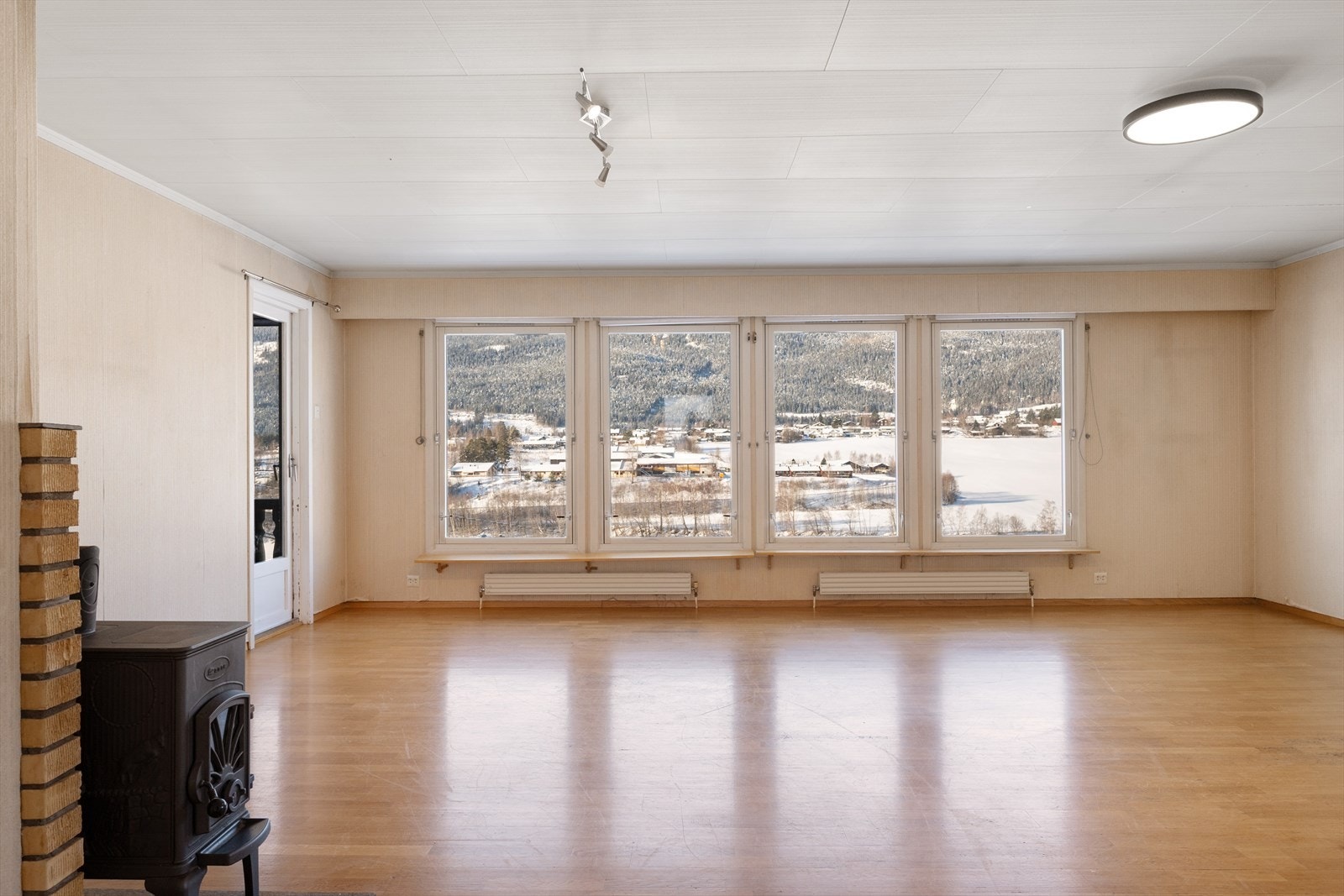 Stuen har store vindusflater som gir rikelig med lys og utsyn over nærområdet. Galleribilde