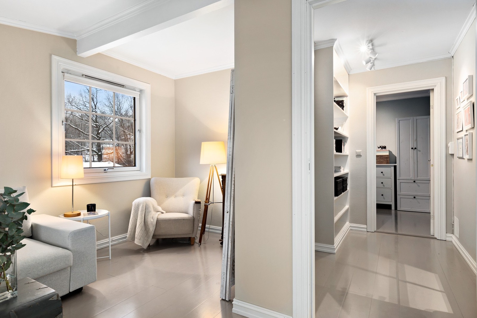 Fra stue og ut mot mellomgang som fører til soverom 2. Galleribilde