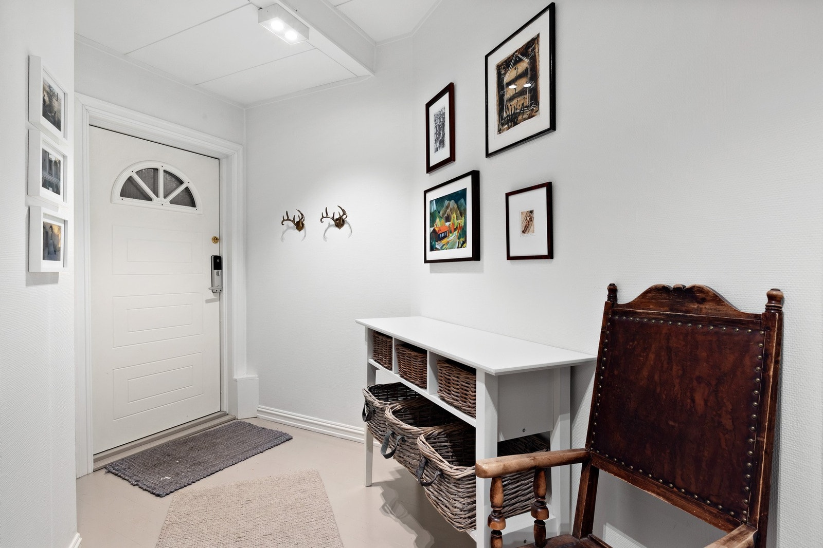 Entre/hall 1. etasje. Galleribilde