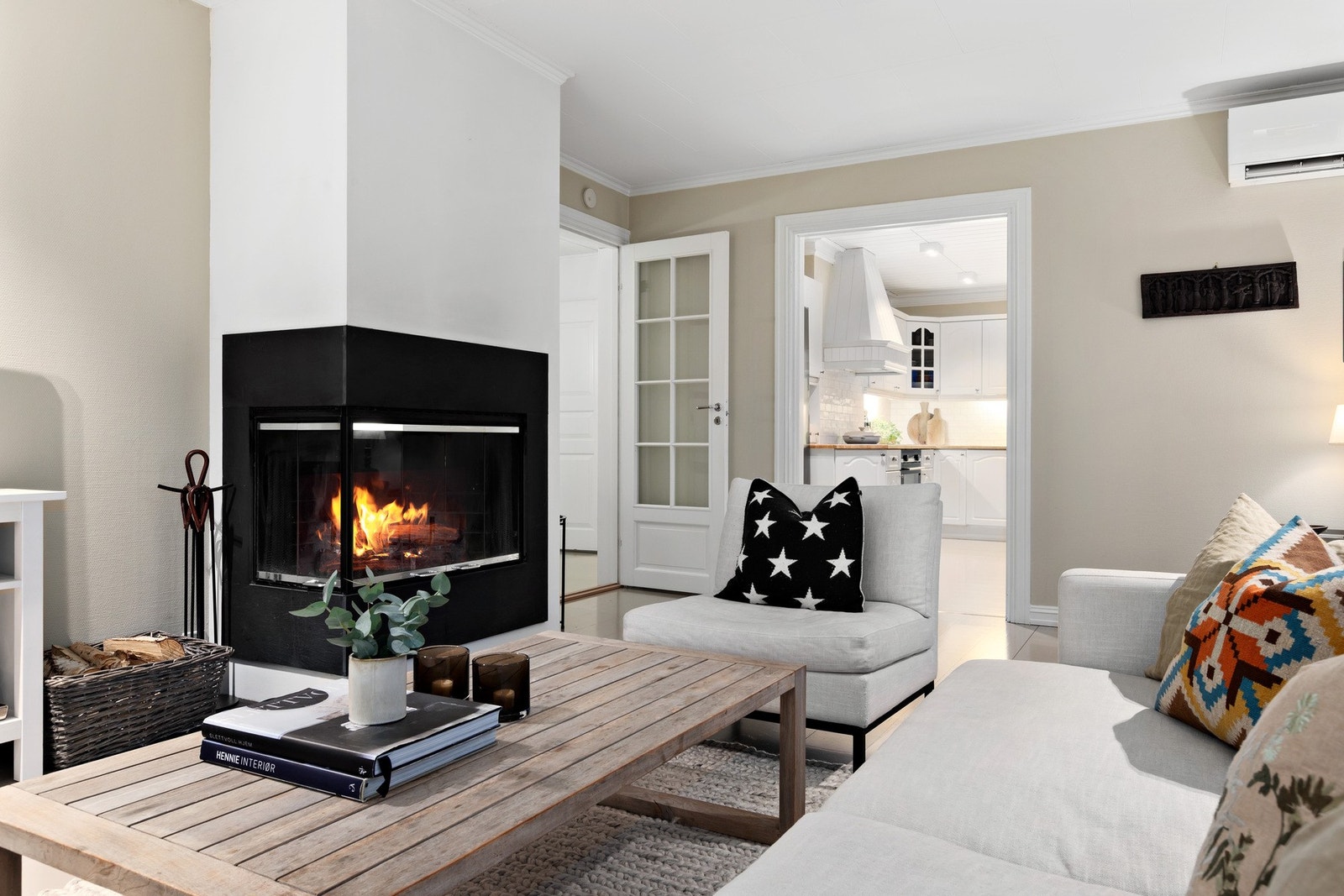 Detaljbilde peis i stue. Galleribilde