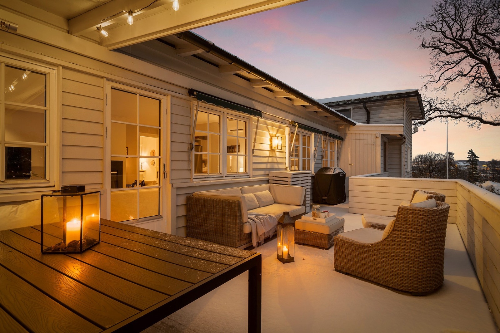 Terrassen har god plass til sittegrupper. Galleribilde