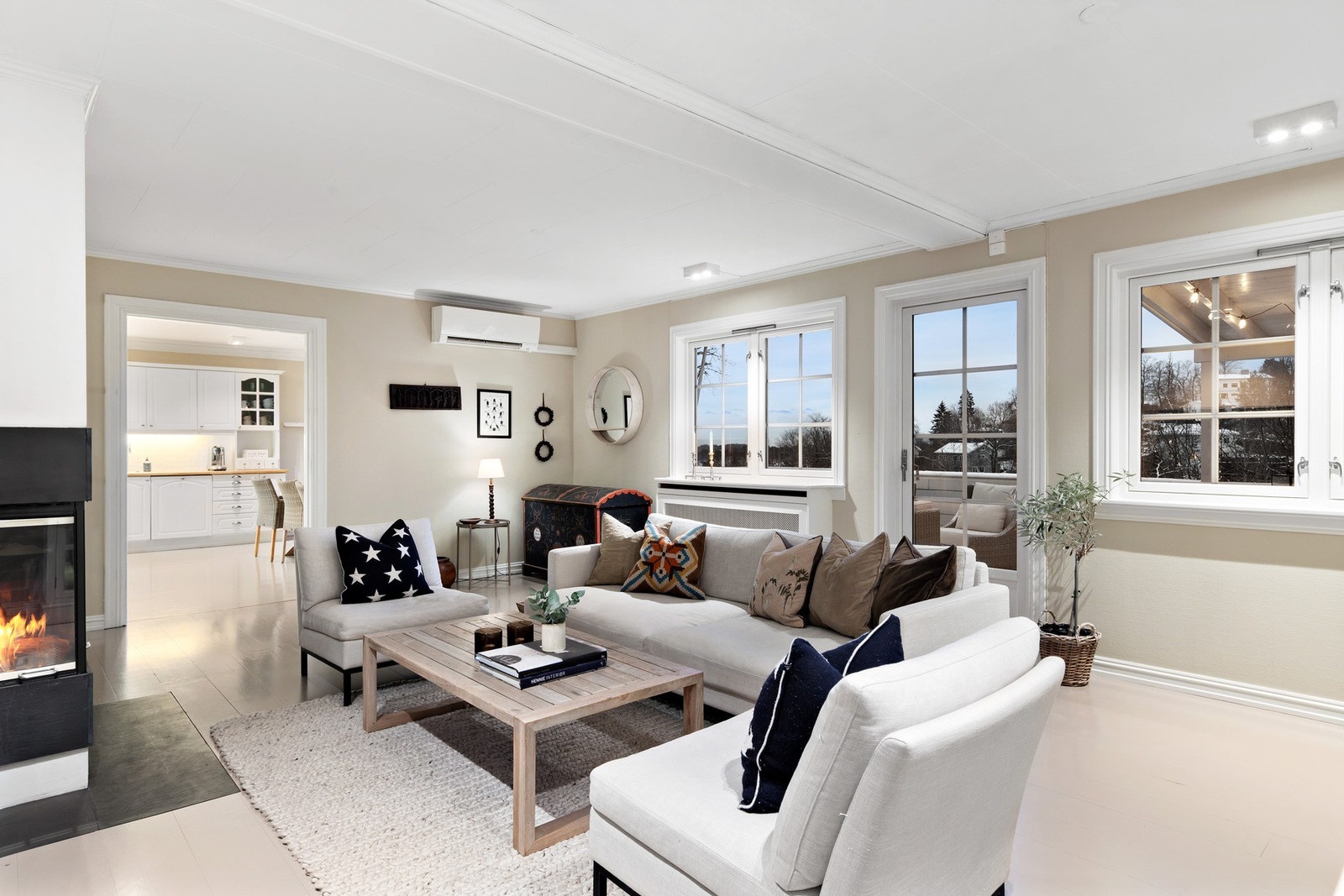 Fra stuen. Spisekjøkken i bakgrunnen og utgang til stor terrasse til høyre. Galleribilde