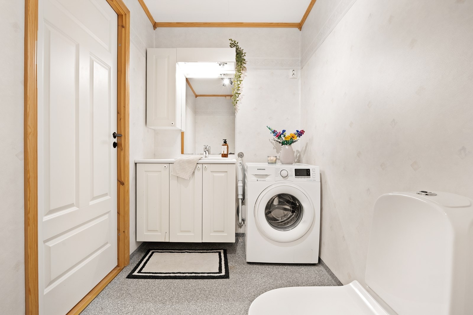 Badet i andre etasje er funksjonelt innredet med servant, toalett og opplegg for vaskemaskin. Galleribilde