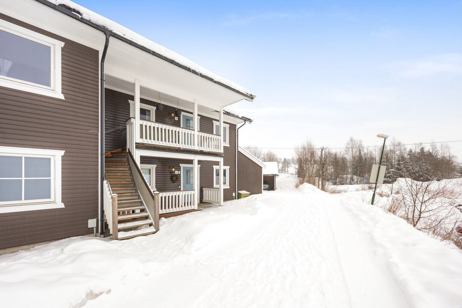 Leiligheten har egen inngang via en utvendig trapp og en platting på 6 m². Galleribilde
