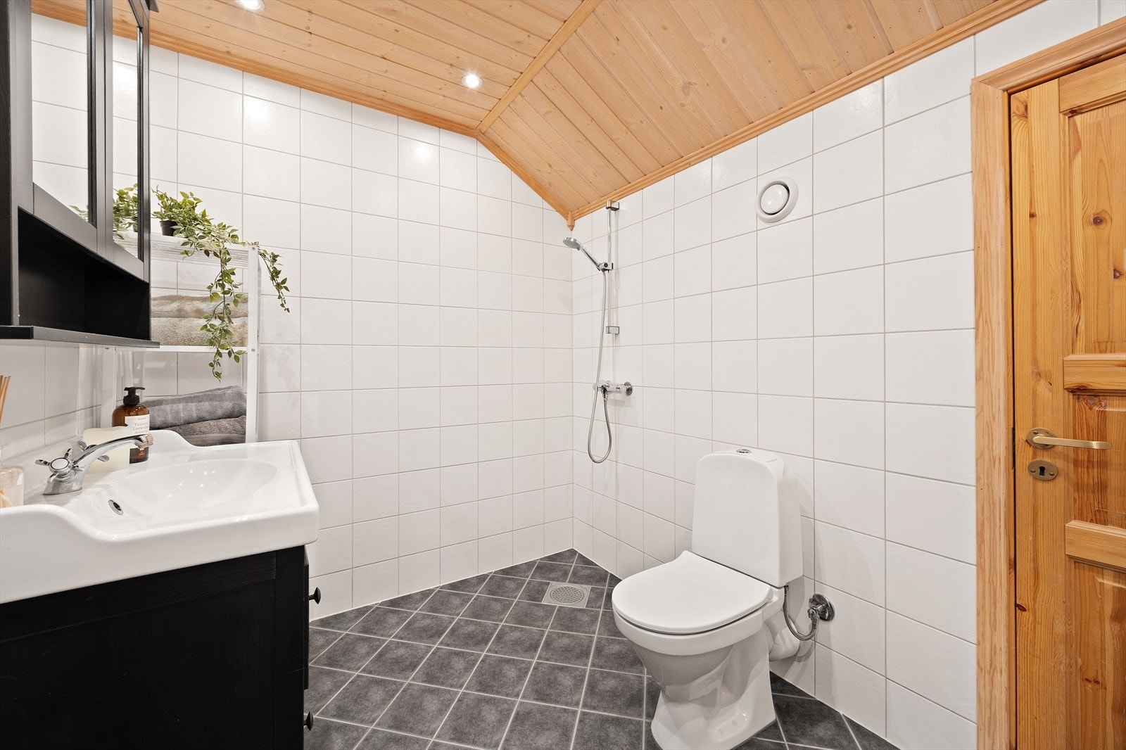 Dette badet har flislagte gulv og vegger og gulvvarme. Galleribilde