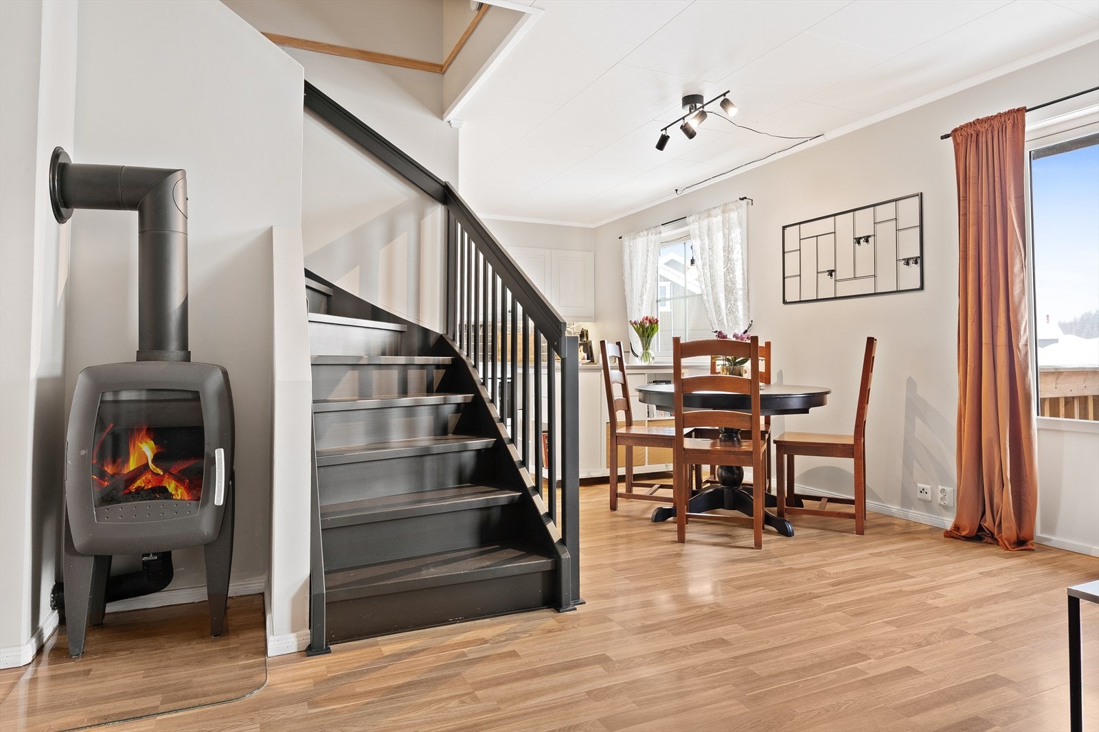 Fra stuen er det utgang til en balkong. Galleribilde