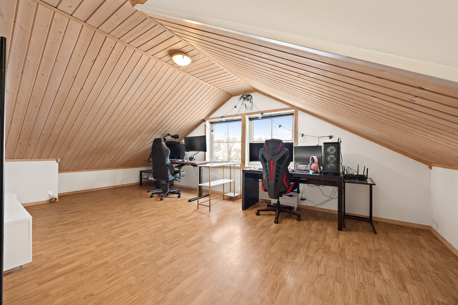 En malt tretrapp leder opp til loftsetasjen. Galleribilde