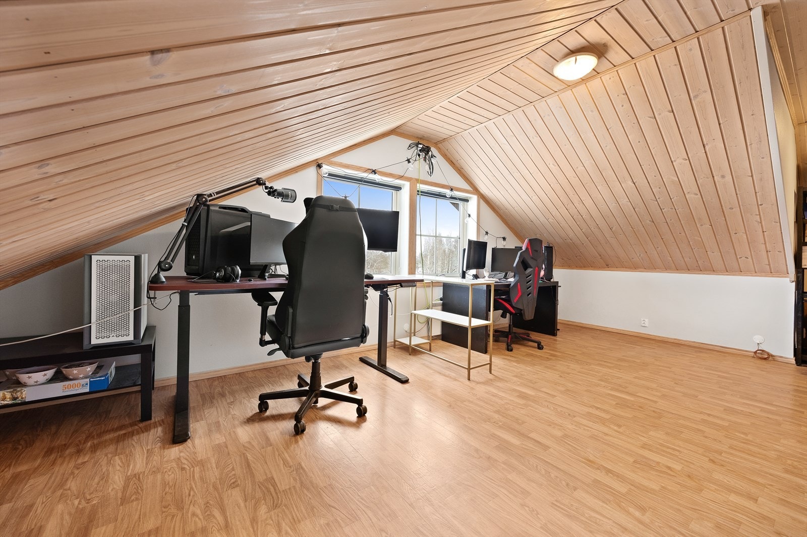 Her er en romslig loftstue som gir mange bruksmuligheter, enten som en ekstra TV-stue, lekerom eller et stort kontor. Galleribilde