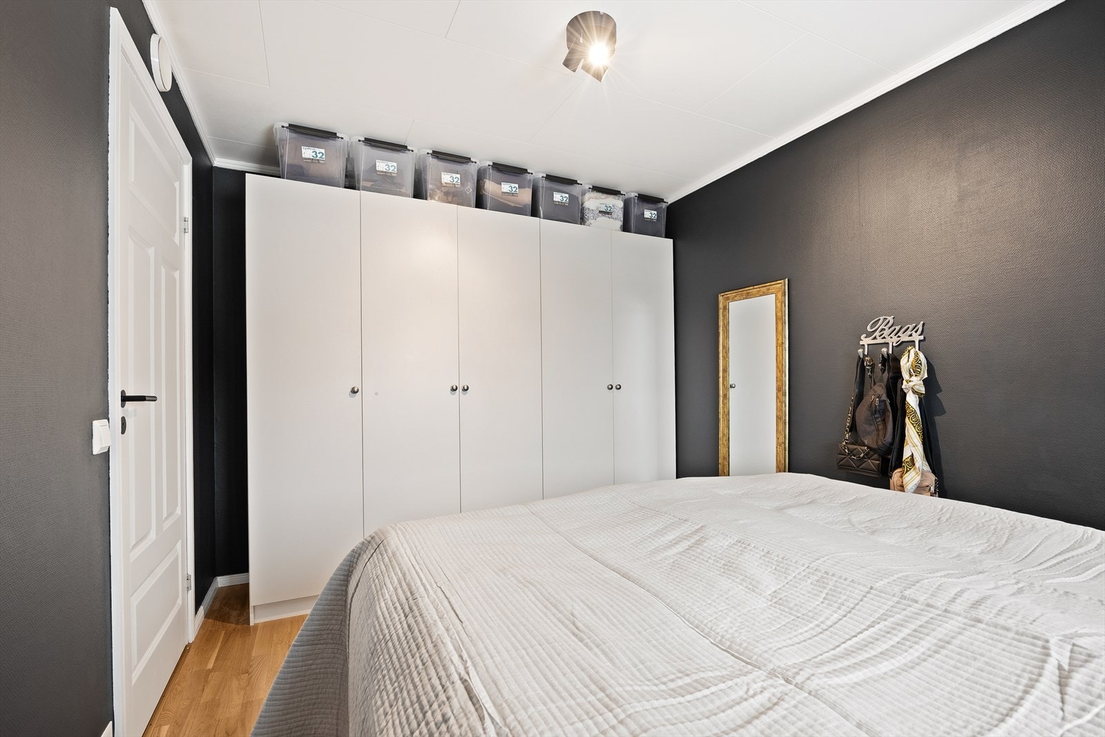 Hovedsoverom med pent malte overflater. Galleribilde