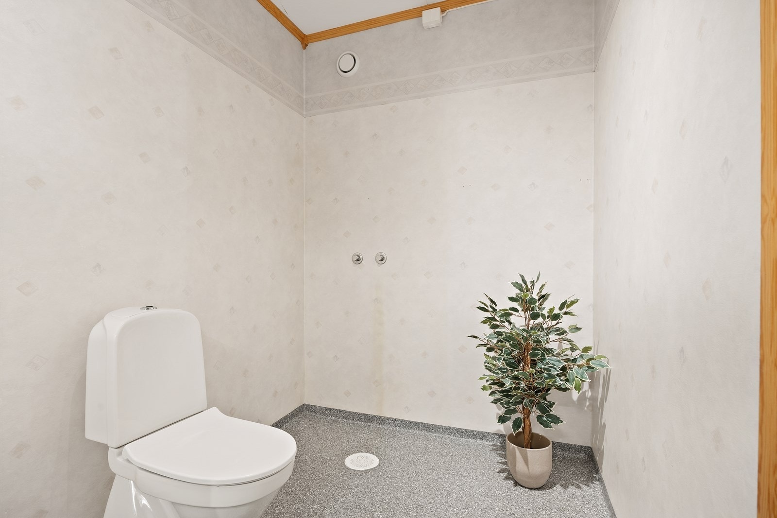 Det er også forberedt for dusjløsning i et hjørne. Galleribilde