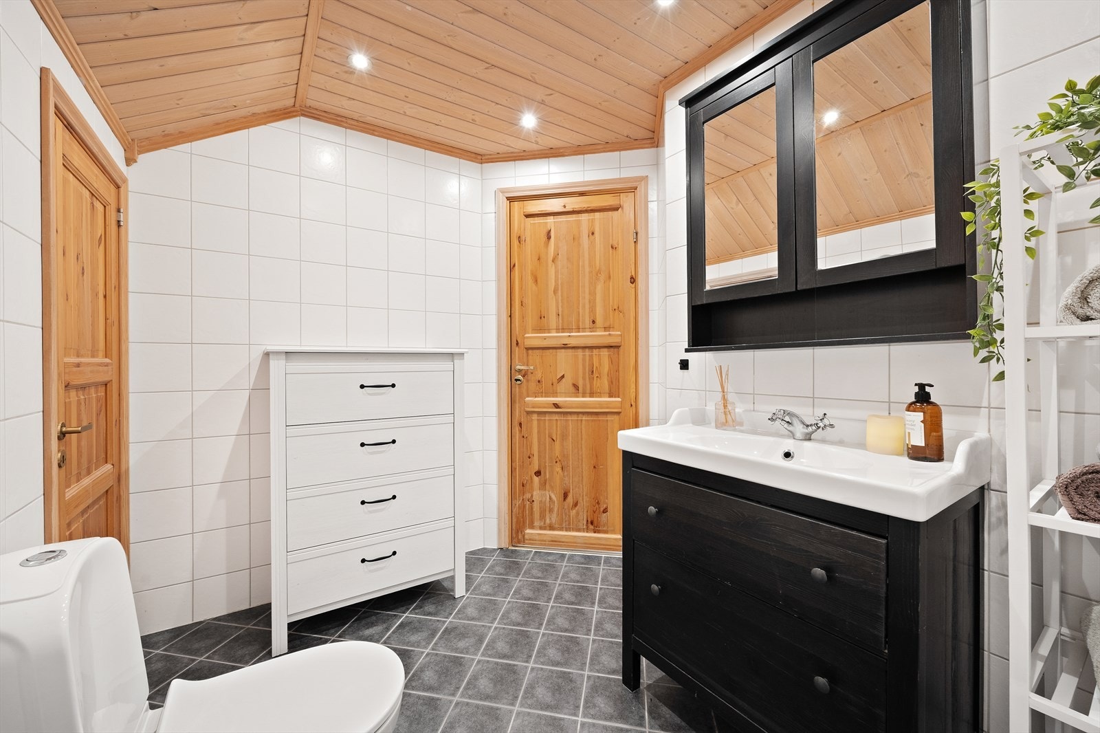 Loftsetasjen har et eget bad. Galleribilde