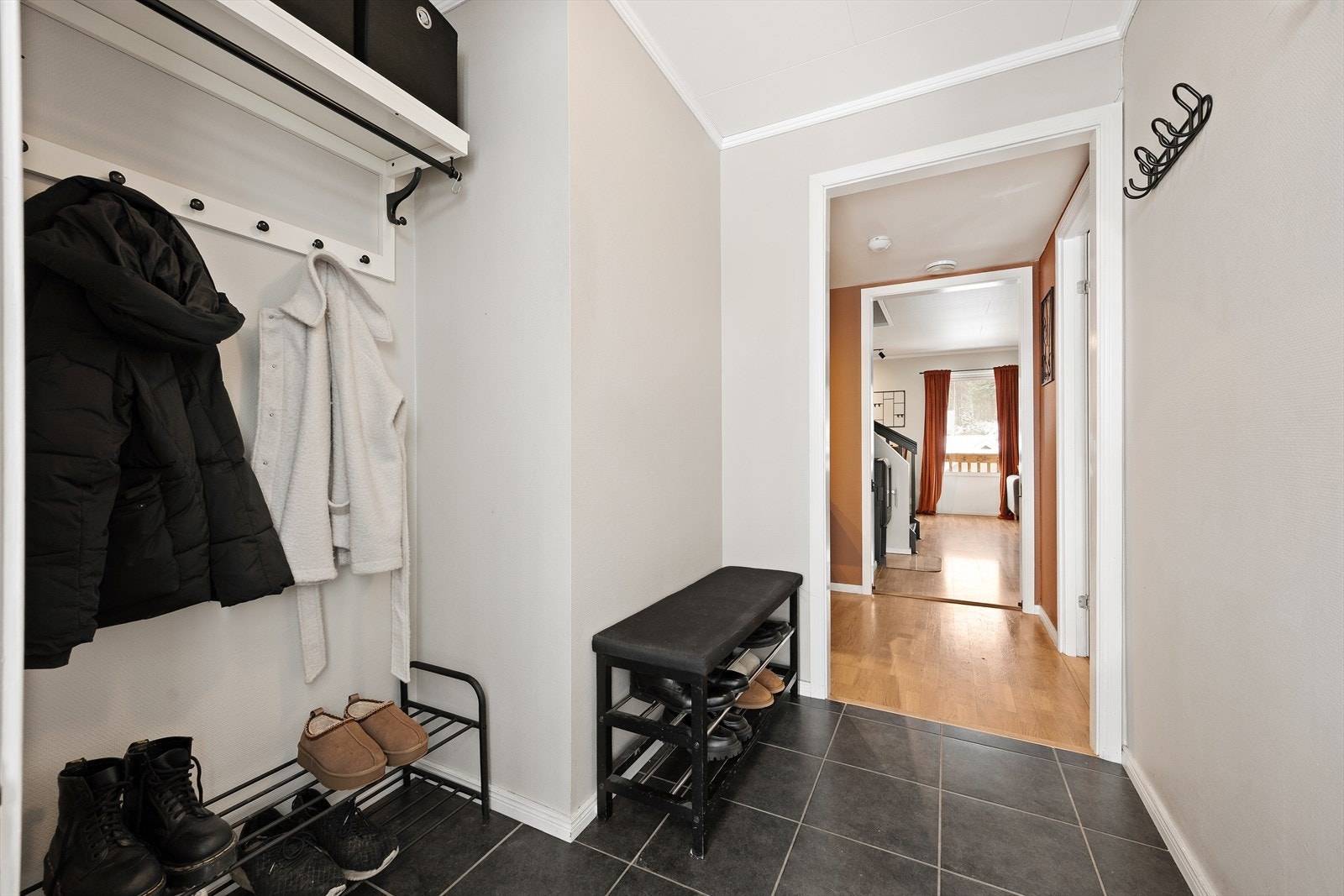 Mulighet for oppheng av yttertøy og plassering av sko. Galleribilde