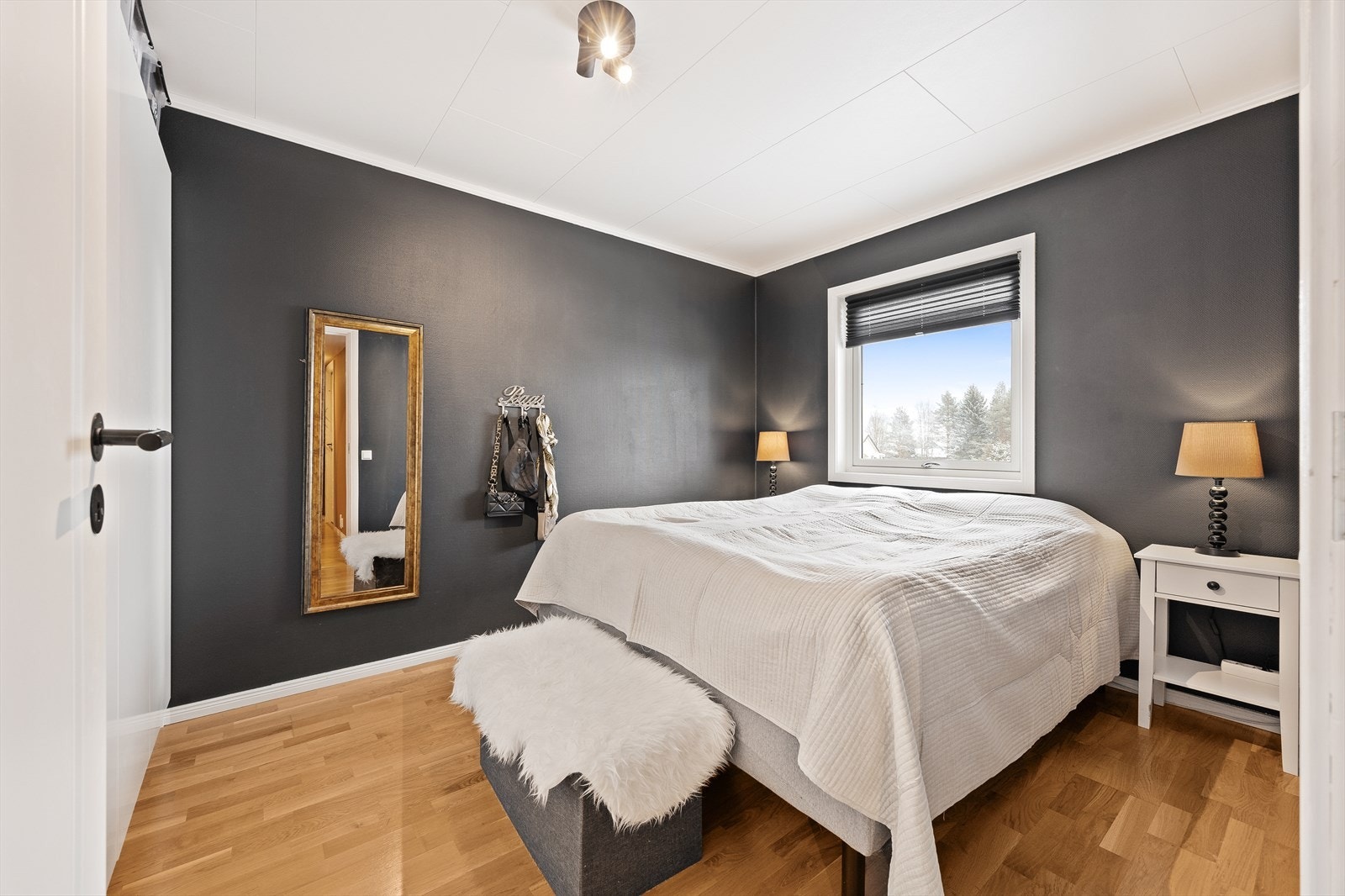 Hovedetasjen inneholder to soverom av god størrelse. Galleribilde