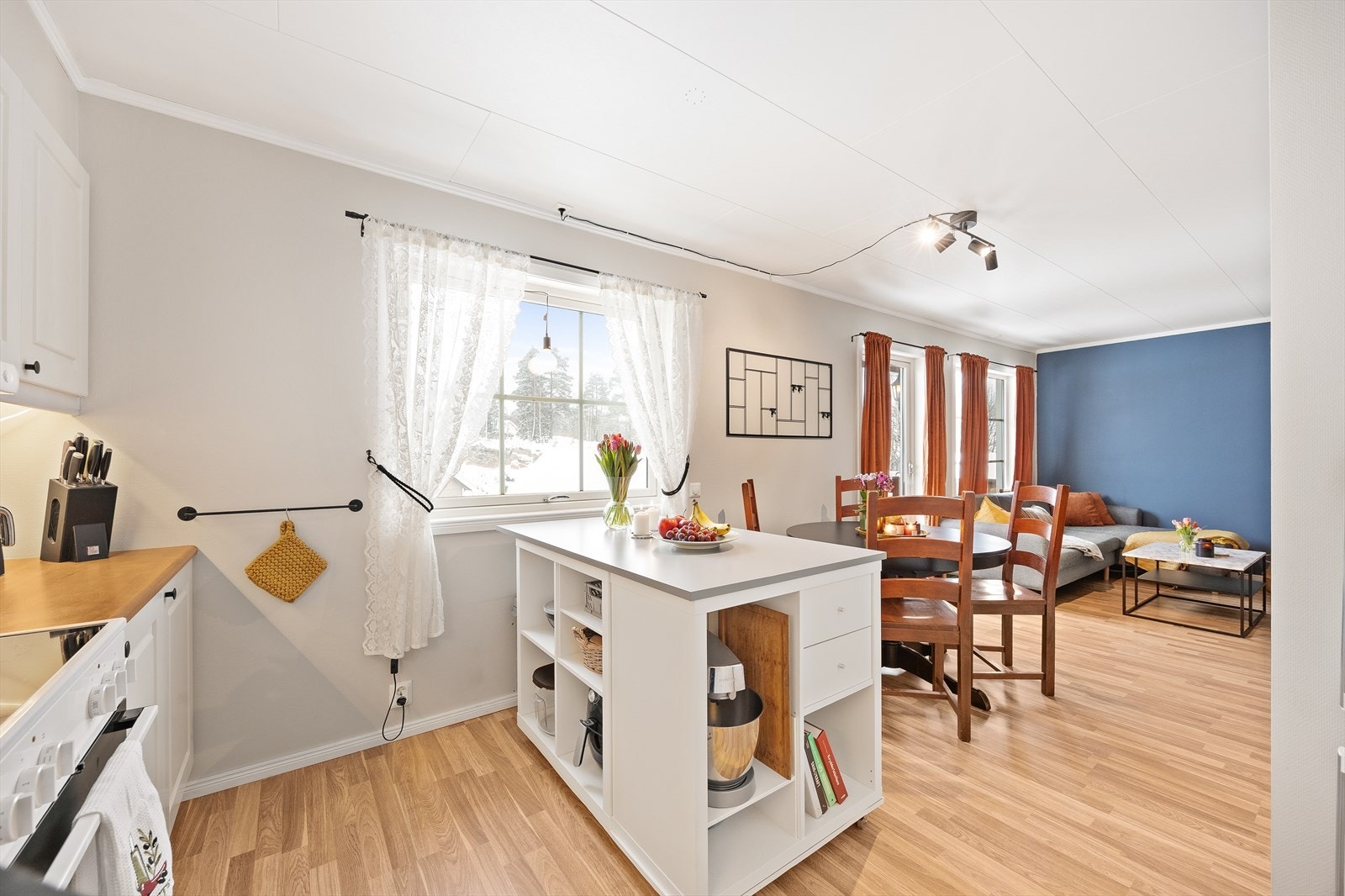 Kjøkken og stue. Galleribilde