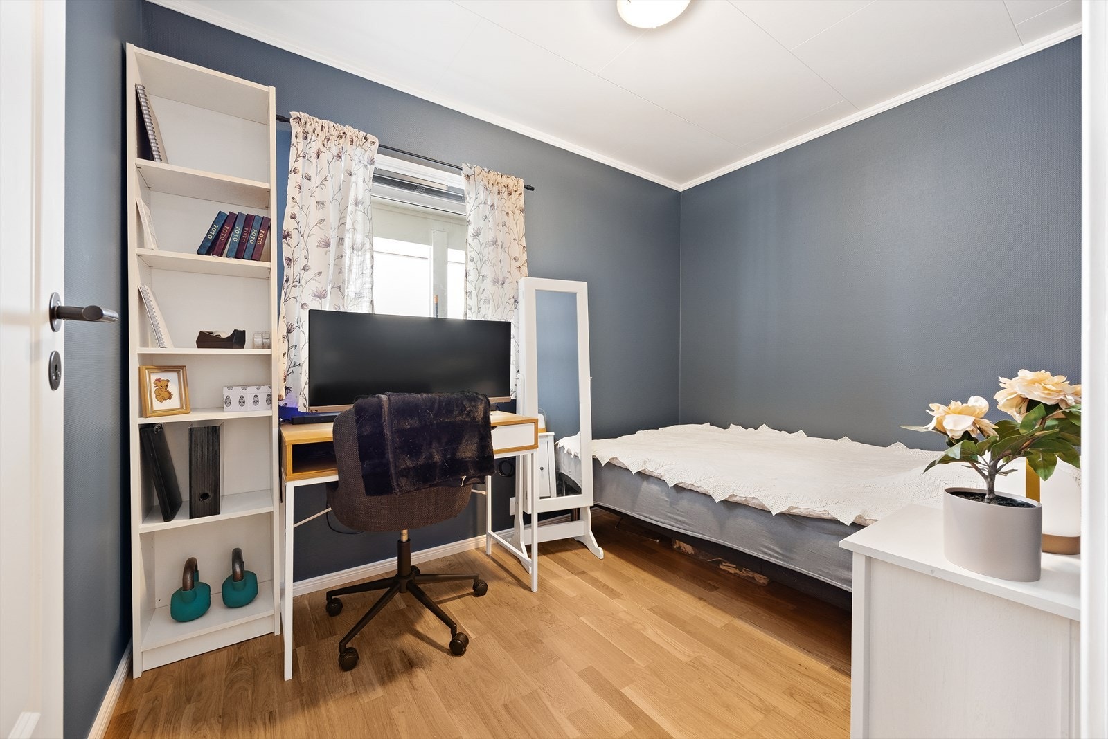 Mulighet for dobbeltseng og tilhørende nattbord, samt garderobeløsning. Galleribilde