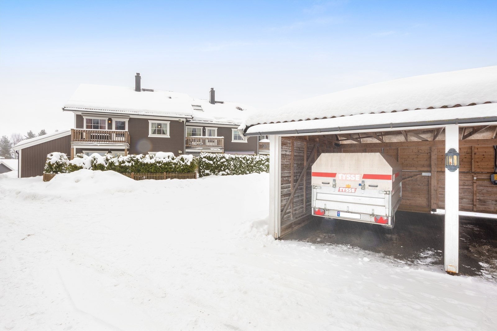 Eiendommen inkluderer én fast parkeringsplass i carport. Galleribilde