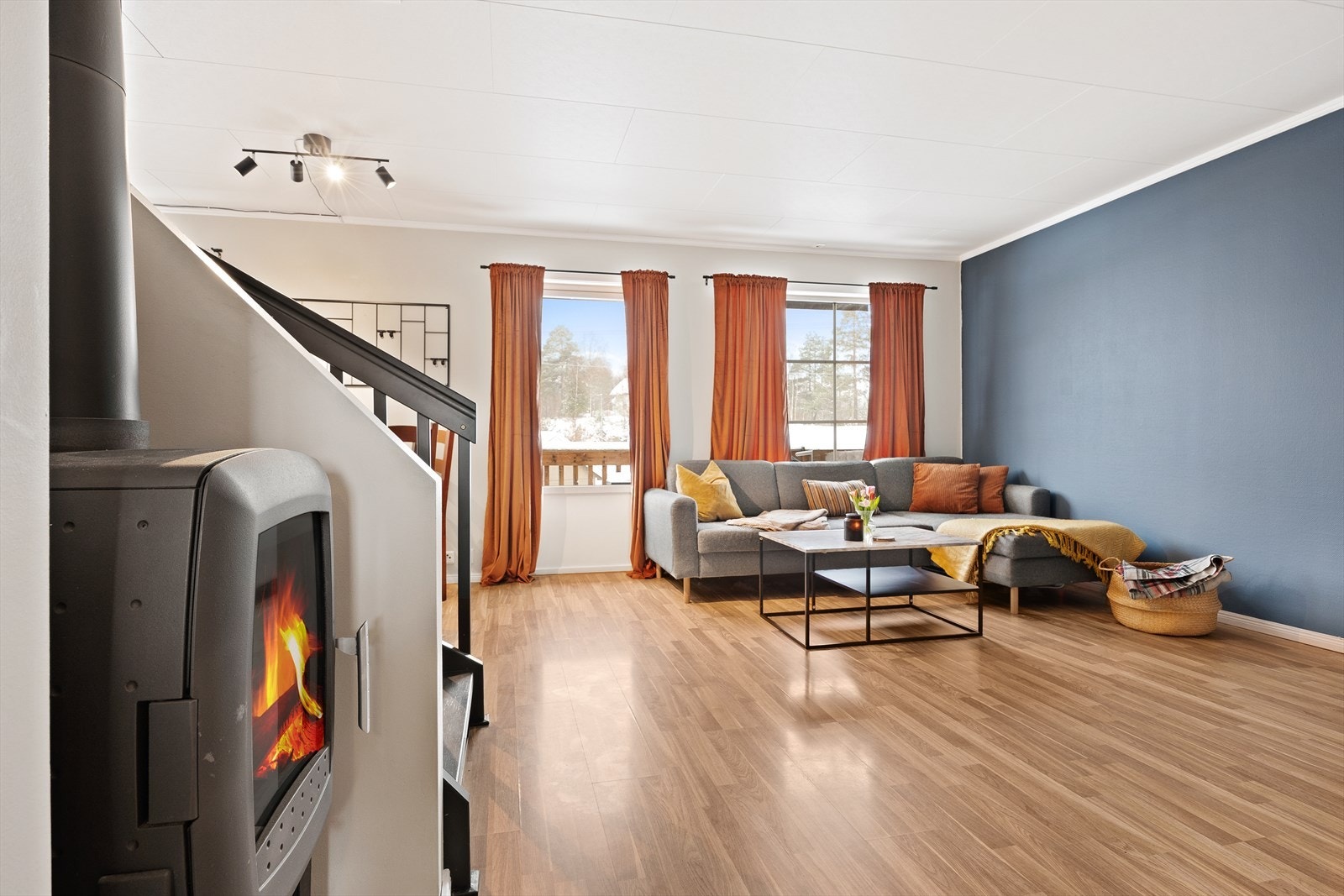 Hovedetasjens sosiale sone består av en åpen løsning mellom stue og kjøkken. Galleribilde