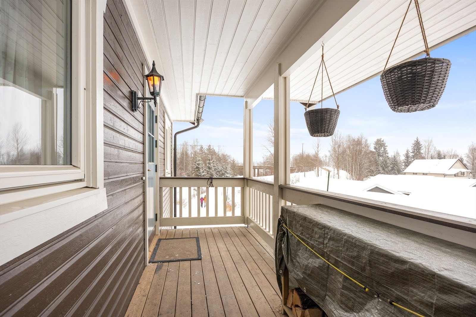 Plattingen ved inngangspartiet er overbygd og har plass til en liten sittegruppe. Galleribilde