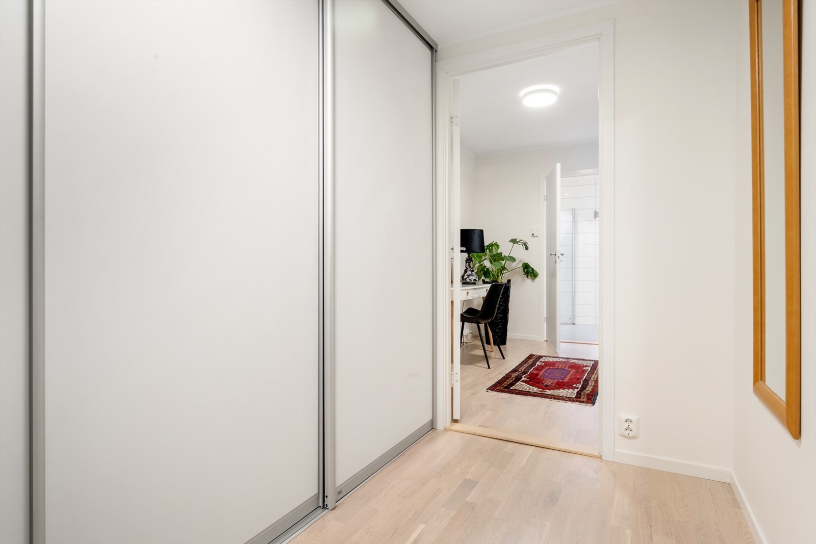 En leilighet som byr på rikelig med lagringsplass, og en god og gjennomgående planløsning. Galleribilde