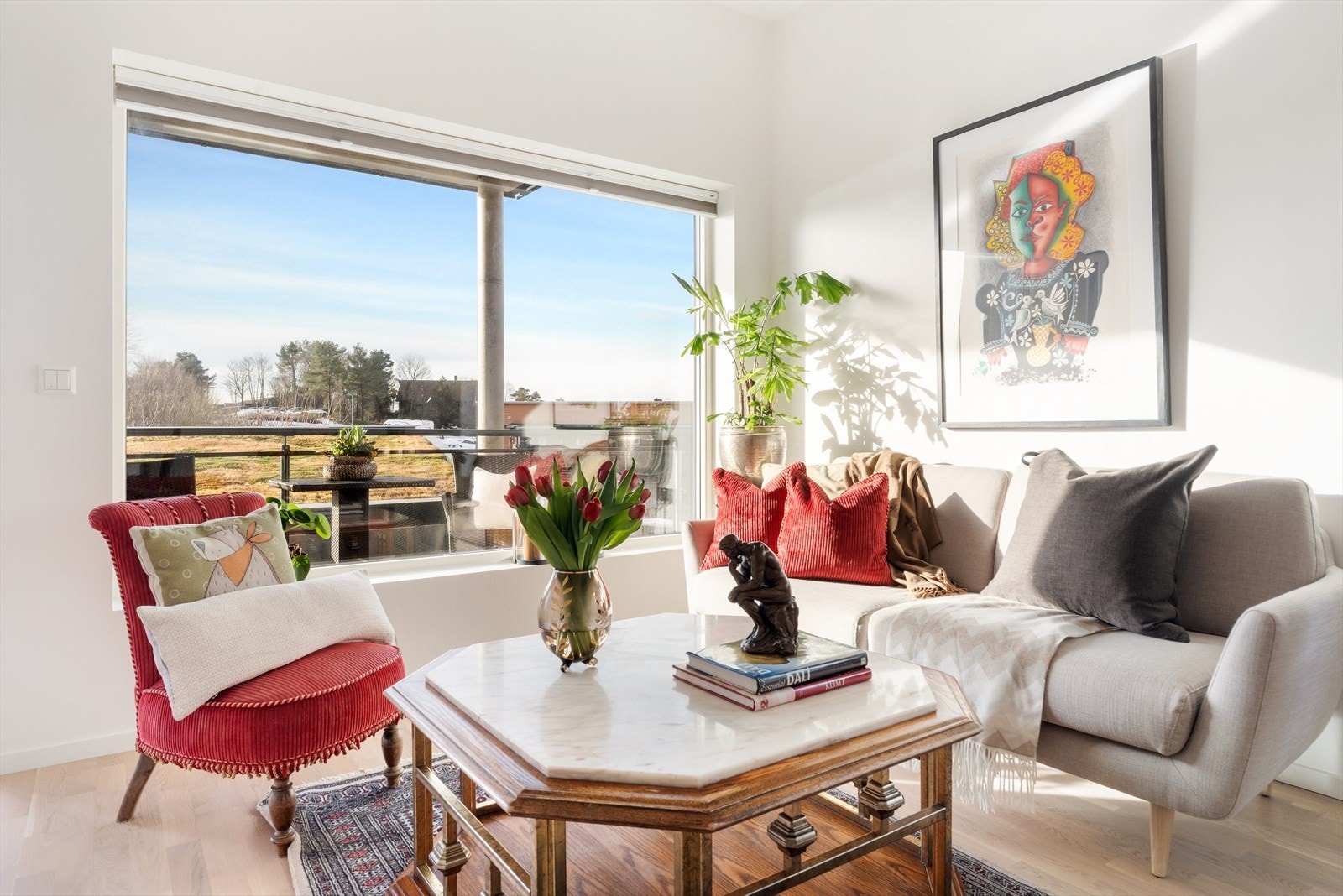 Leiligheten byr på rikelig med naturlig belysning i både stue/kjøkken og begge soverommene. Galleribilde