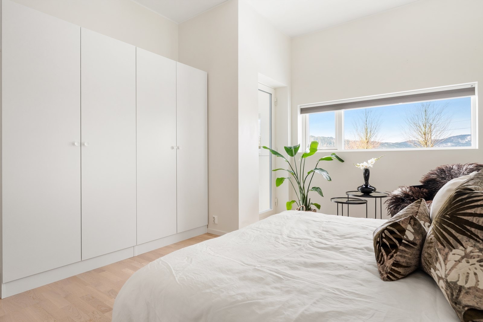 Soverom nummer 1 på 15,86 kvadratmeter, byr på rikelig med skapplass, naturlig belysning og følelsen av et stort soverom. Den er også utstyrt med en dør, så veien er kort for å trekke til seg god sommerluft med en kopp kaffe. Galleribilde