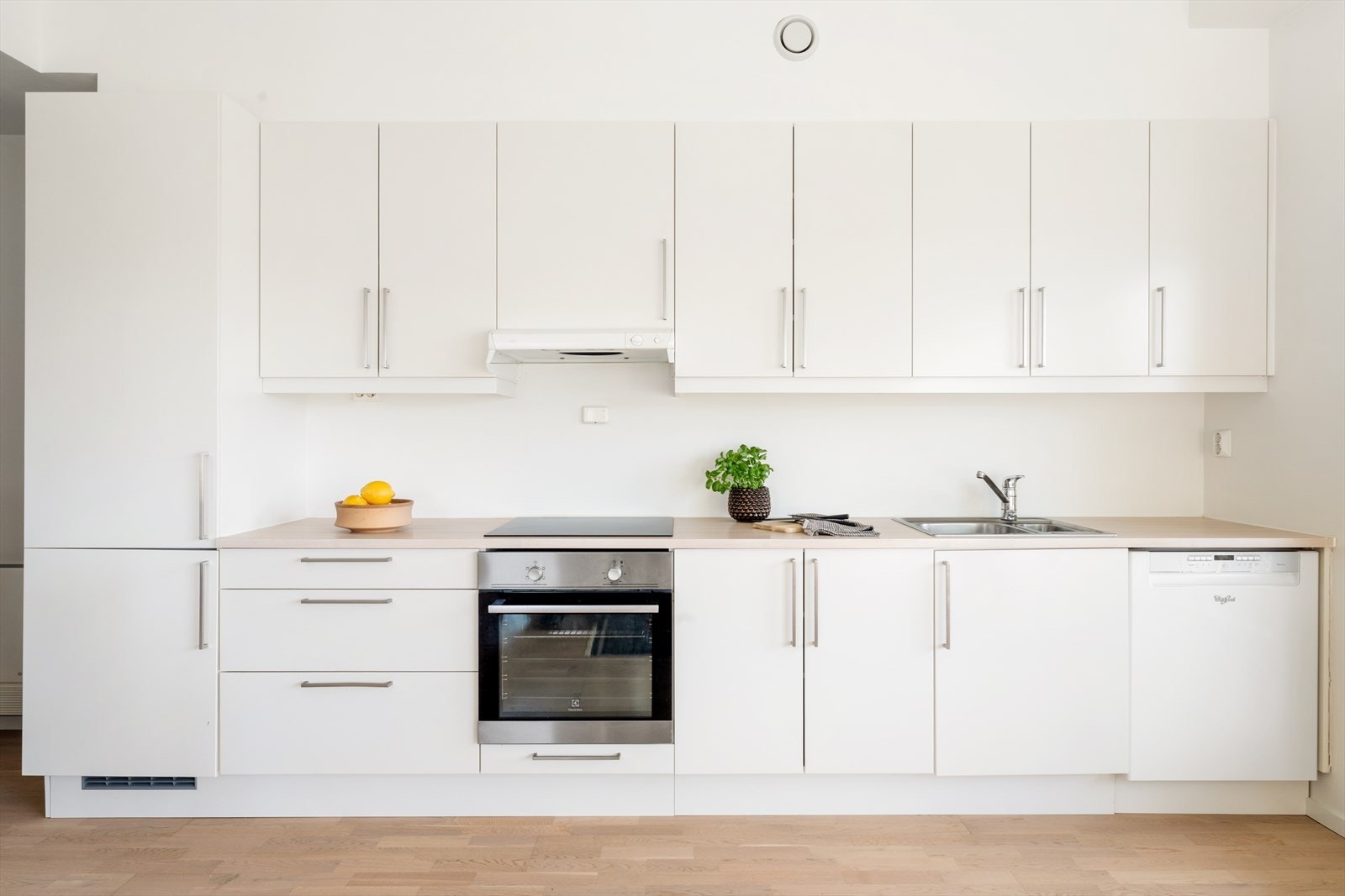 Integrert i kjøkkenet er det kjøle/fryseskap, stekeovn, induksjonstopp og oppvaskmaskin. Det er også god benkeplass til det man vil ha av mindre kjøkkengjenstander. Galleribilde