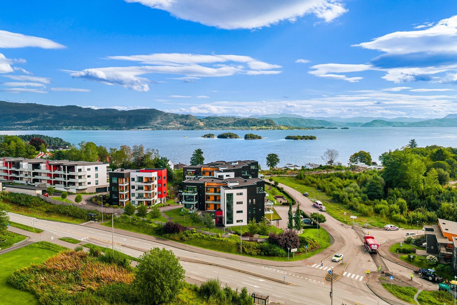 Eiendommen har en fin og sentral beliggenhet i et etablert boligområde på Solstrand. Kort avstand til Os sentrum, golfbane, kollektivtransport. Galleribilde