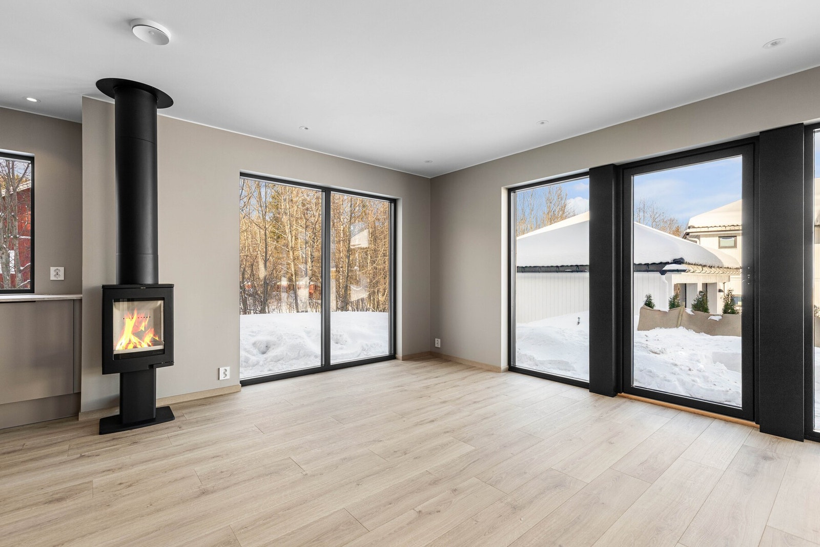 Store vindusflater gir rikelig med naturlig lys og skaper en luftig atmosfære. Galleribilde