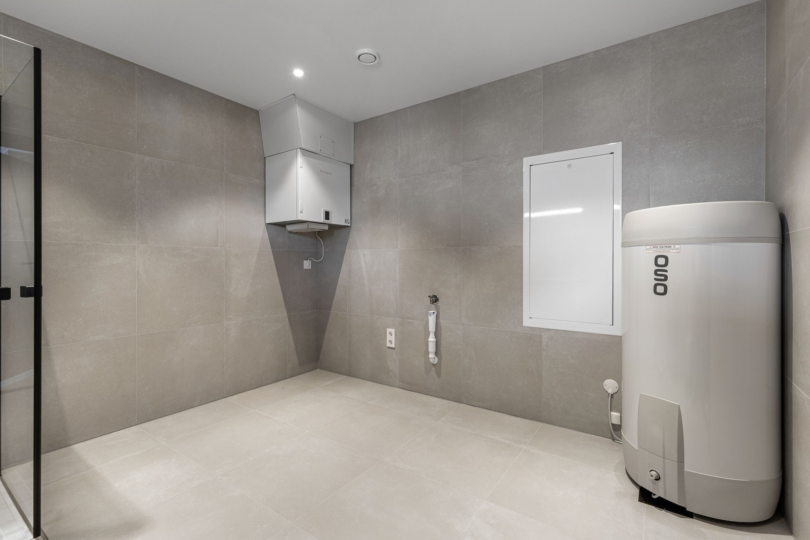 På dette badet er det plass til vaskemaskin og tørketrommel. Galleribilde