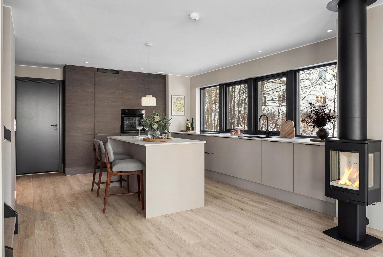 Kjøkkenet er levert fra JKE Design og har et moderne og gjennomført uttrykk. Bilde er digital stylet. Galleribilde