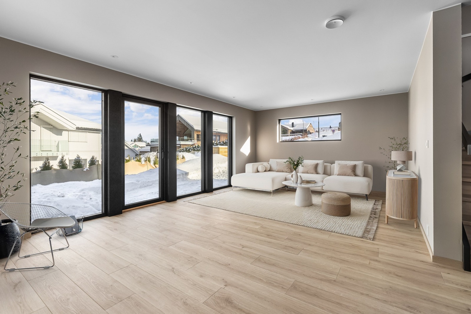 Planløsningen er arealeffektiv med store vindusflater som gir rikelig lysinnslipp. Bilde er digital stylet. Galleribilde