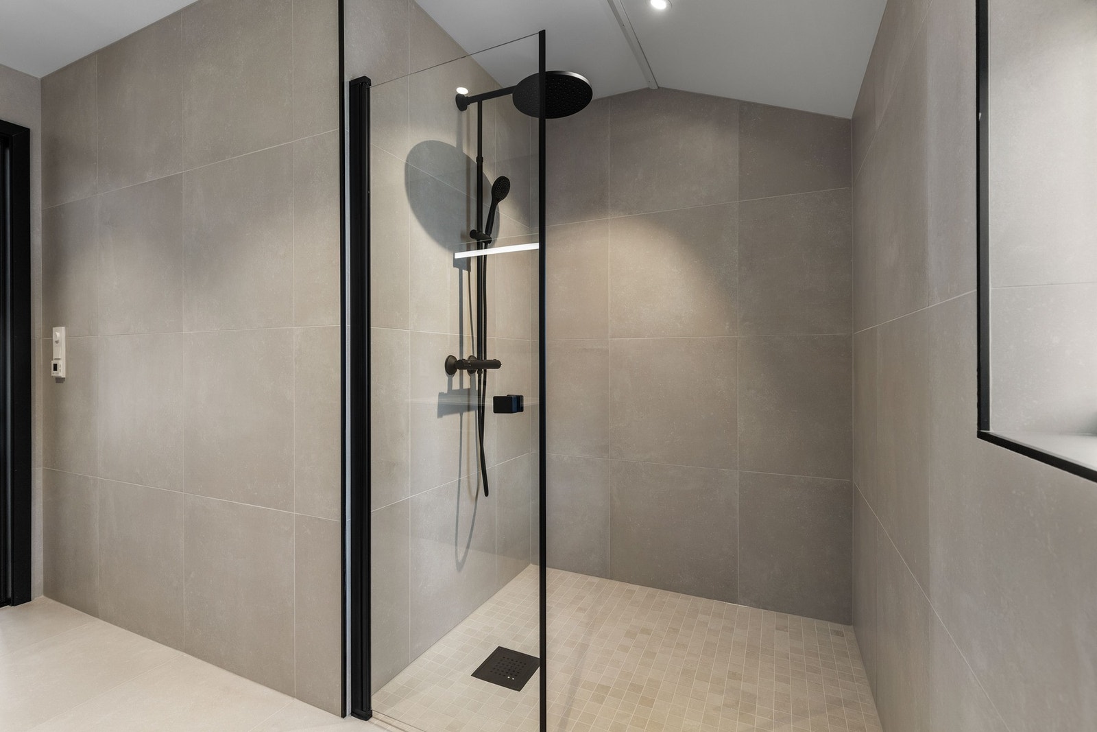 Stor dusjnisje på badet i andre etasje. Galleribilde