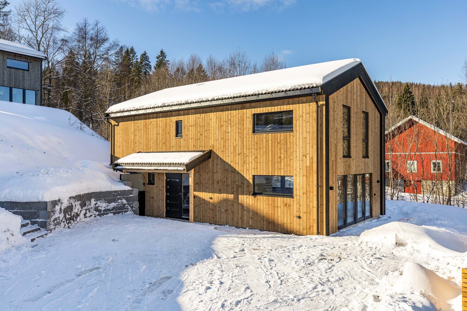 Boligen har en solrik og romslig tomt, og er beliggende i enden av blindvei. Galleribilde