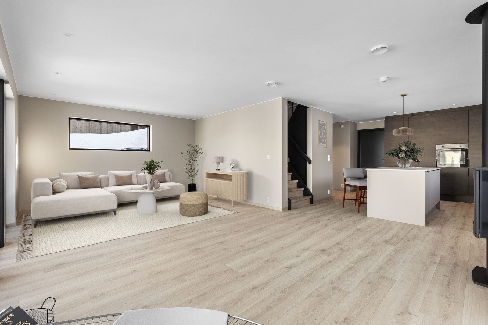 Stuen i første etasje er romslig og åpen mot kjøkkenet, med fleksible innredningsmuligheter for både spiseplass og sofagruppe. Bilde er digital stylet. Galleribilde