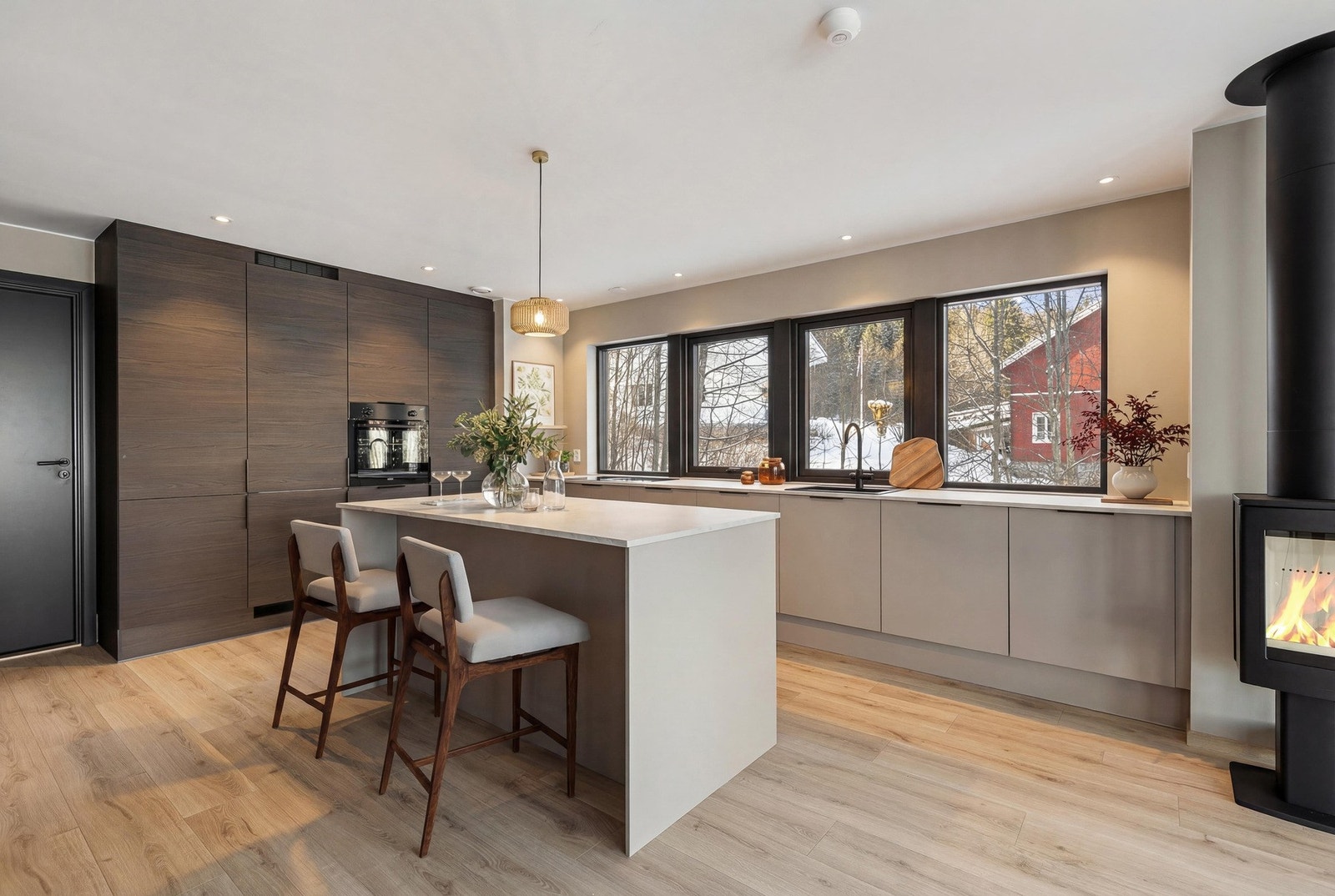 Kjøkkenøyen byr på både praktisk oppbevaring og sitteplass - et naturlig samlingspunkt i hverdagen. Bilde er digital stylet. Galleribilde