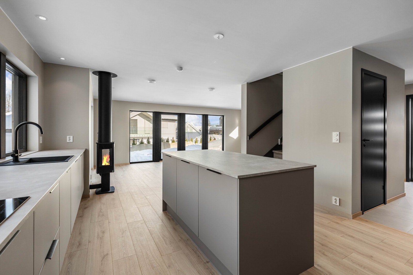 Innredningen har fronter i beige og brunt, kombinert med grå laminat benkeplate. Galleribilde