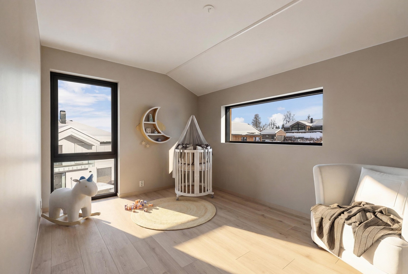 Boligen har tre lyse soverom i andre etasje, med størrelser fra 11,2 til 12,9 kvm. Bilde er digital stylet. Galleribilde