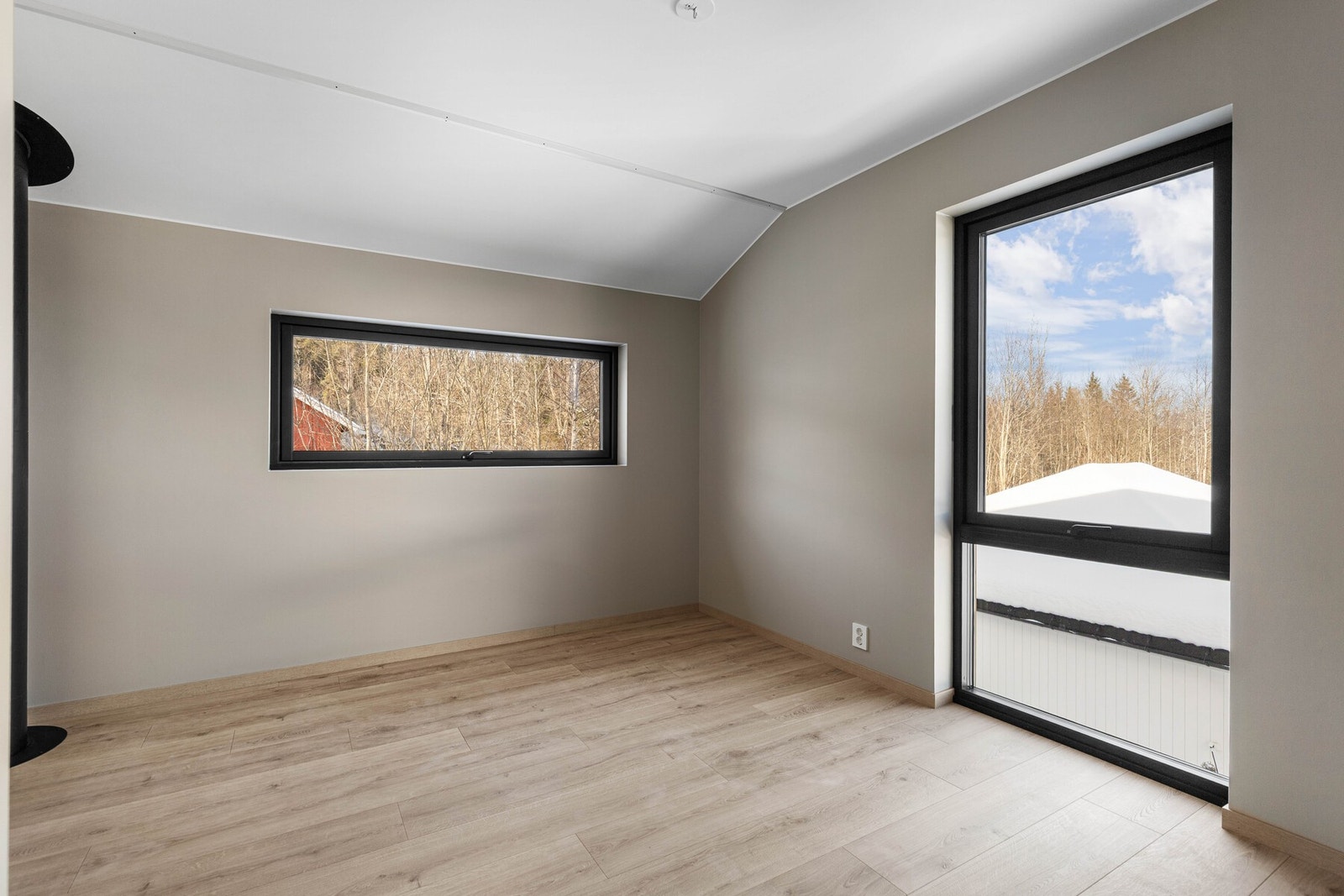 Alle rom har hvitpigmentert 1-stavs laminat, listefrie overganger og lystmalte overflater som gir et moderne og helhetlig uttrykk. Galleribilde