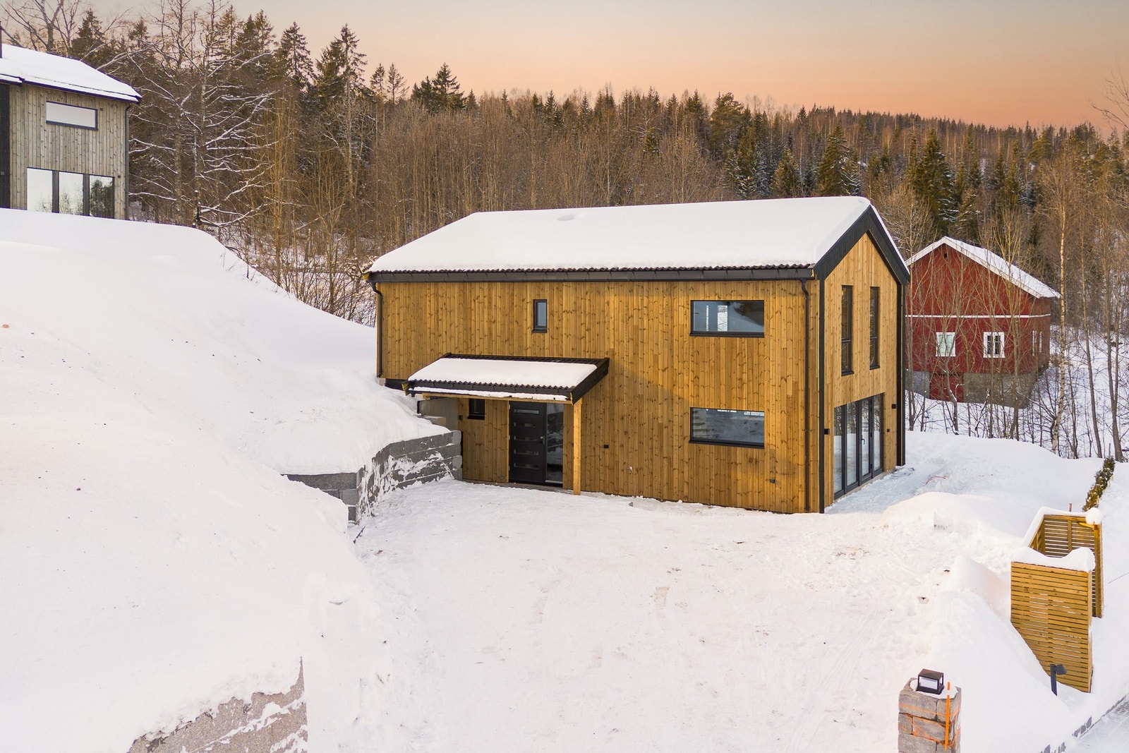 Gårdsplassen er opparbeidet med grus, som gir gode parkeringsmuligheter og et praktisk uteområde. Galleribilde