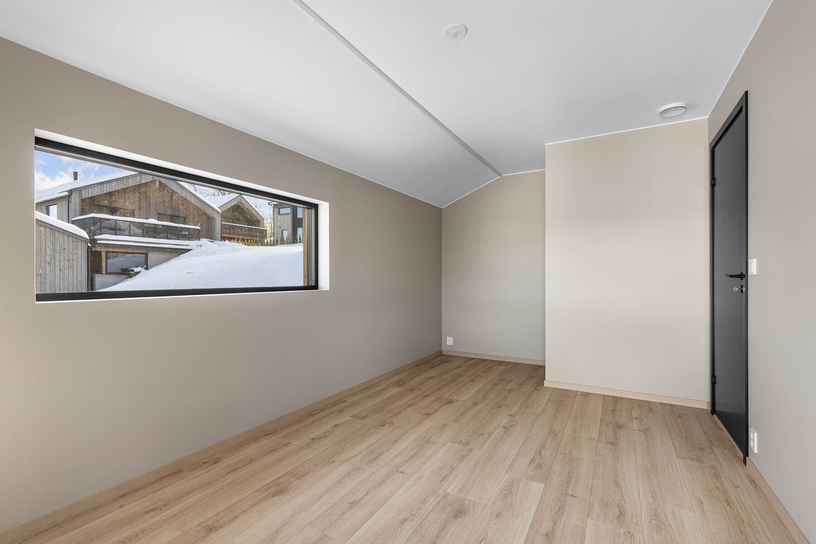 Soverommene er romslige og byr på god plass til dobbelseng, nattbord og garderobeskap. Galleribilde