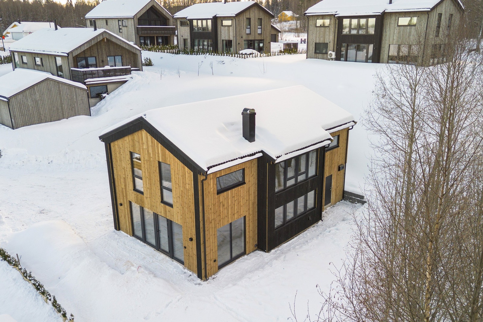 Øvrige bearbeidede utearealer er ferdigstilt med matjord og klargjort for såing av plen. Plen vil bli sådd når vær- og sesongforhold tillater det. Galleribilde