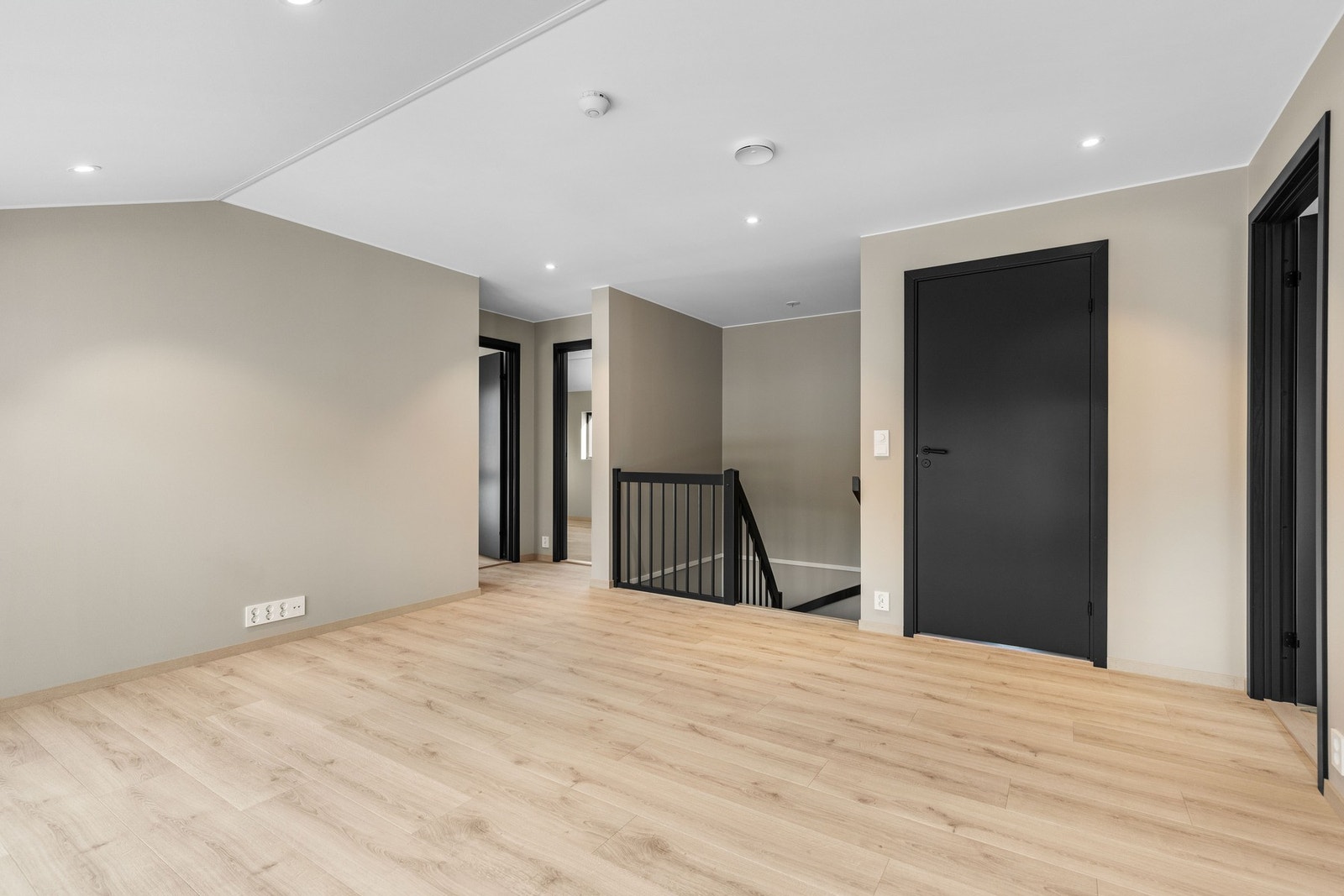 Andre etasje består av TV-stue, tre soverom, bad og walk-in closet. Galleribilde